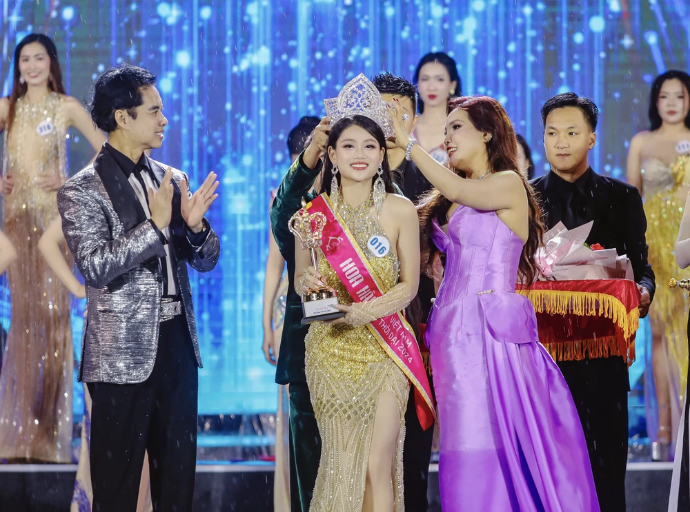 Đại diện ban tổ chức, ban giám khảo trao giải thưởng cho Tân hoa hậu Nguyễn Ngọc Thảo Nguyên Ảnh chụp Màn hình 2024-12-15 lúc 08.31.09.png