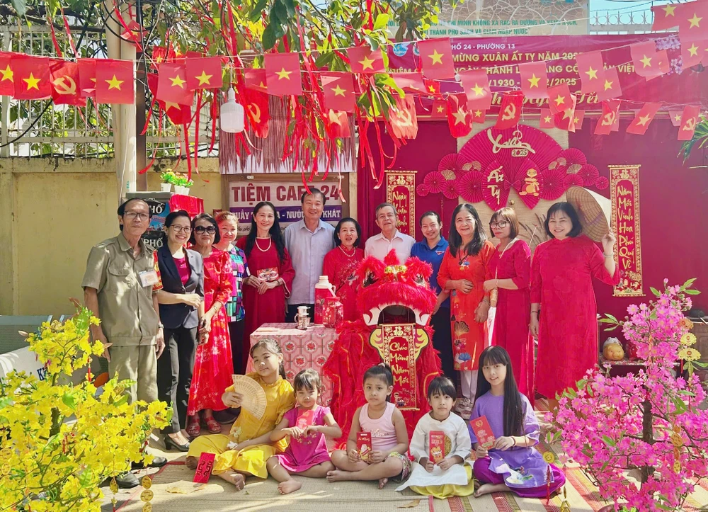 Góc phố ngày tết rộn ràng cờ đỏ sao vàng 473629828_2985804198248692_7838094120805013414_n.jpg
