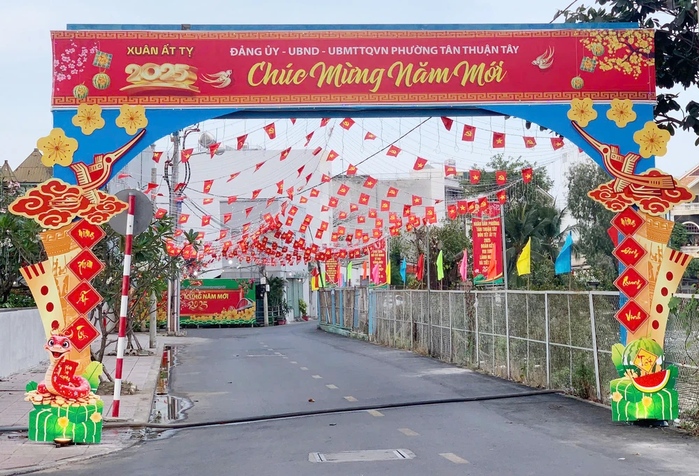 Một tuyến đường rợp cờ đỏ sao vàng tại phường Tân Thuận Tây, quận 7. Ảnh: TRỌNG TRUNG Hẻm 236 Nguyá»
n VÄn Linh.jpg