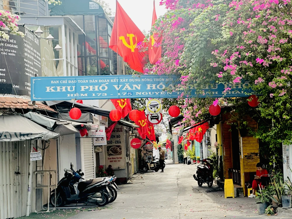 Một số hẻm trên đường Nguyễn Thị Minh Khai, quận 3 trang trí cờ hoa, lồng đèn rực rỡ. Ảnh: TIỂU TÂN z6272193392896_3955d25f05b64bf2c855b22c50011835.jpg