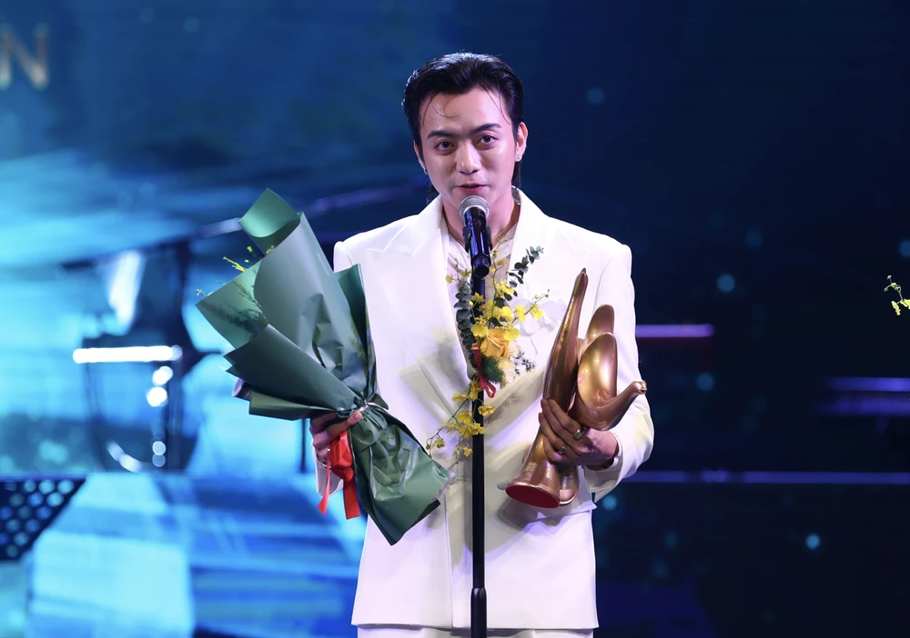 SOOBIN lập hattrick tại Giải Cống hiến lần 19 anh-chup-man-hinh-2025-03-06-luc-040238-7648-8929.png