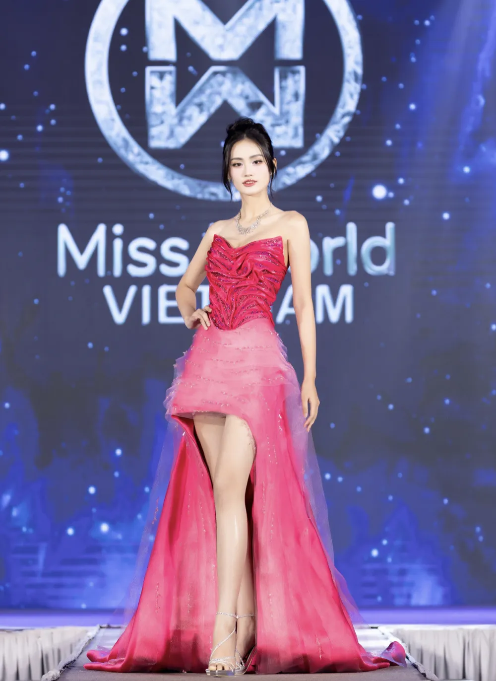 Ý Nhi trong trang phục của NTK Thượng Gia Kỳ Ảnh chụp Màn hình 2025-04-23 lúc 21.38.54.png
