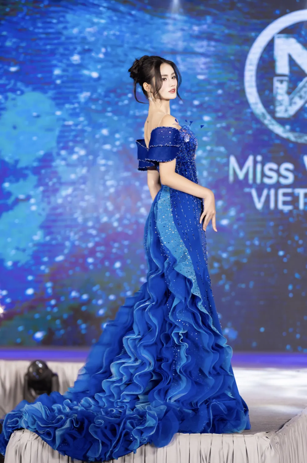 Ý Nhi trong 2 thiết kế của NTK Hoàng Tony Ảnh chụp Màn hình 2025-04-23 lúc 21.39.34.png