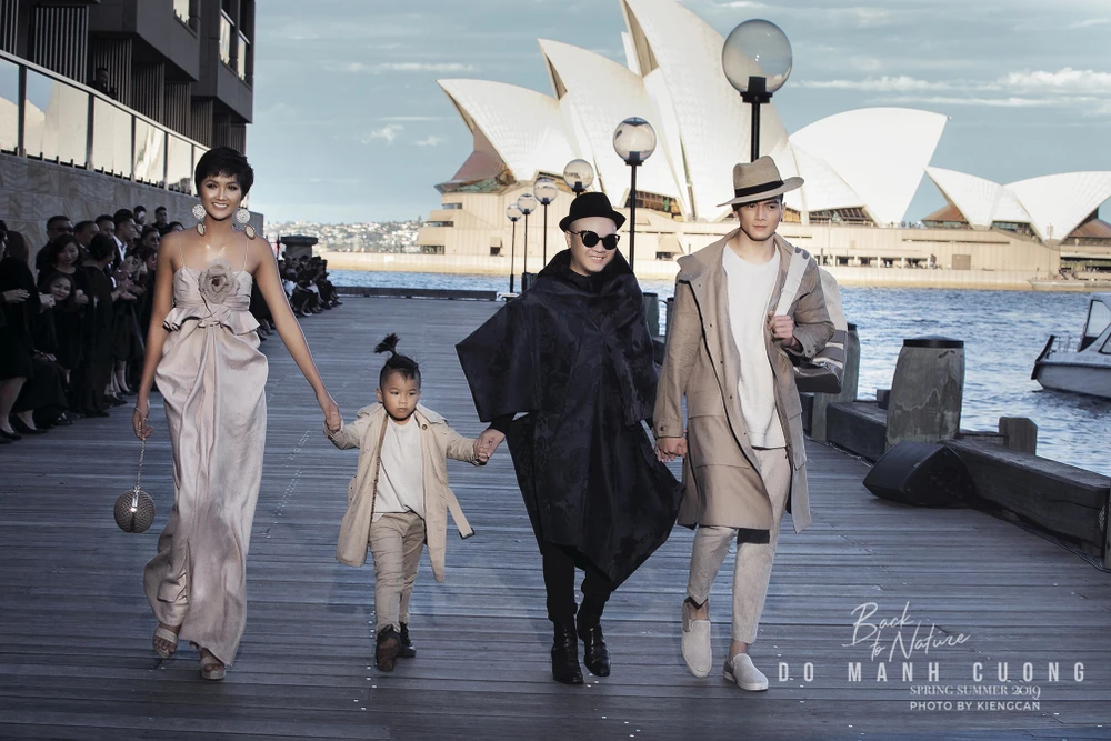 Đỗ Mạnh Cường trình làng BST mới tại Australia NTK Äá» Mạnh Cưá»ng diá»
n BST âBack to nature_ 2019â tại Ãc.JPG