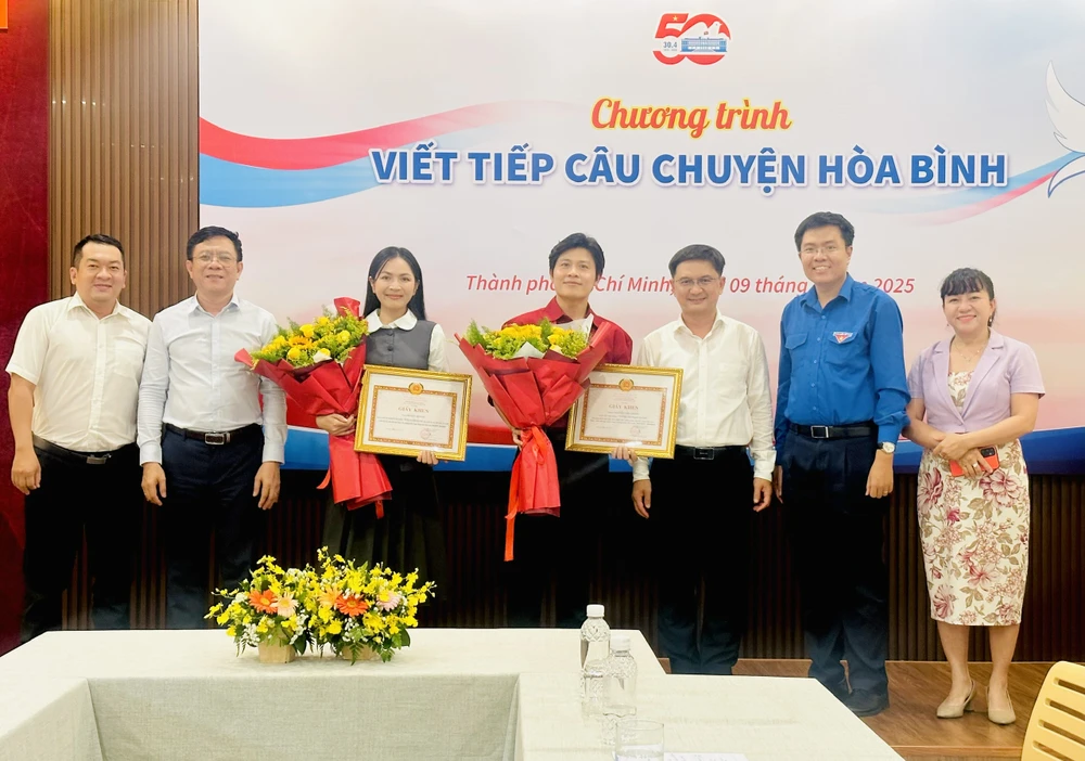 Ban Tuyên giáo và Dân vận Thành ủy TPHCM Tuyên dương các nghệ sĩ sáng tác, quảng bá ca khúc "Viết tiếp câu chuyện hòa bình" z6585135807964_ede98893ea461ea5d482c707d963f08f.jpg