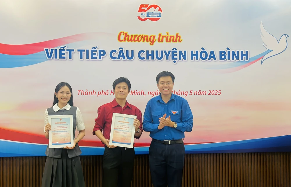 Đồng chí Nguyễn Đăng Khoa, Phó Bí thư Thành đoàn TPHCM trao Thư chúc mừng, động viên hai nghệ sĩ z6585135833462_2a9bbb34901ed48045d3f515eaeee949.jpg