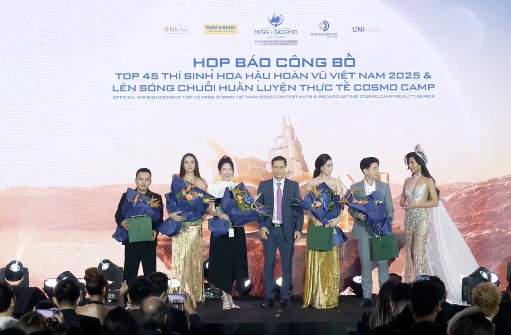 Trao hoa Hội đồng giám khảo Ảnh chụp Màn hình 2025-05-11 lúc 19.21.54.png
