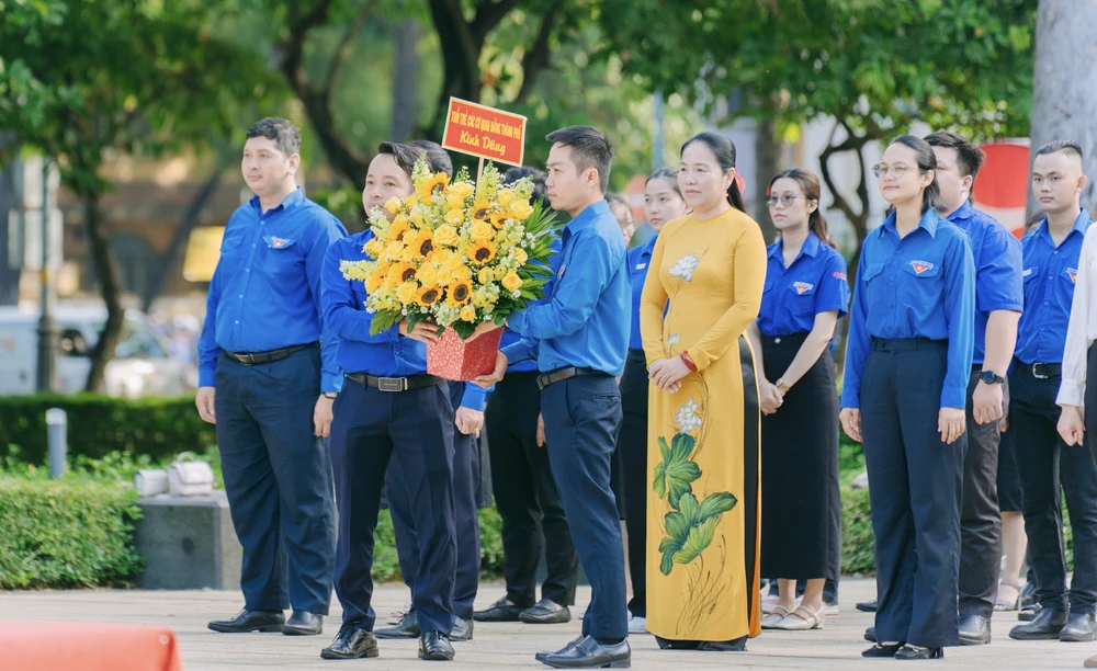 Đoàn dâng hương, dâng hoa lên Chủ tịch Hồ Chí Minh Ảnh chụp Màn hình 2025-05-14 lúc 13.12.19.png