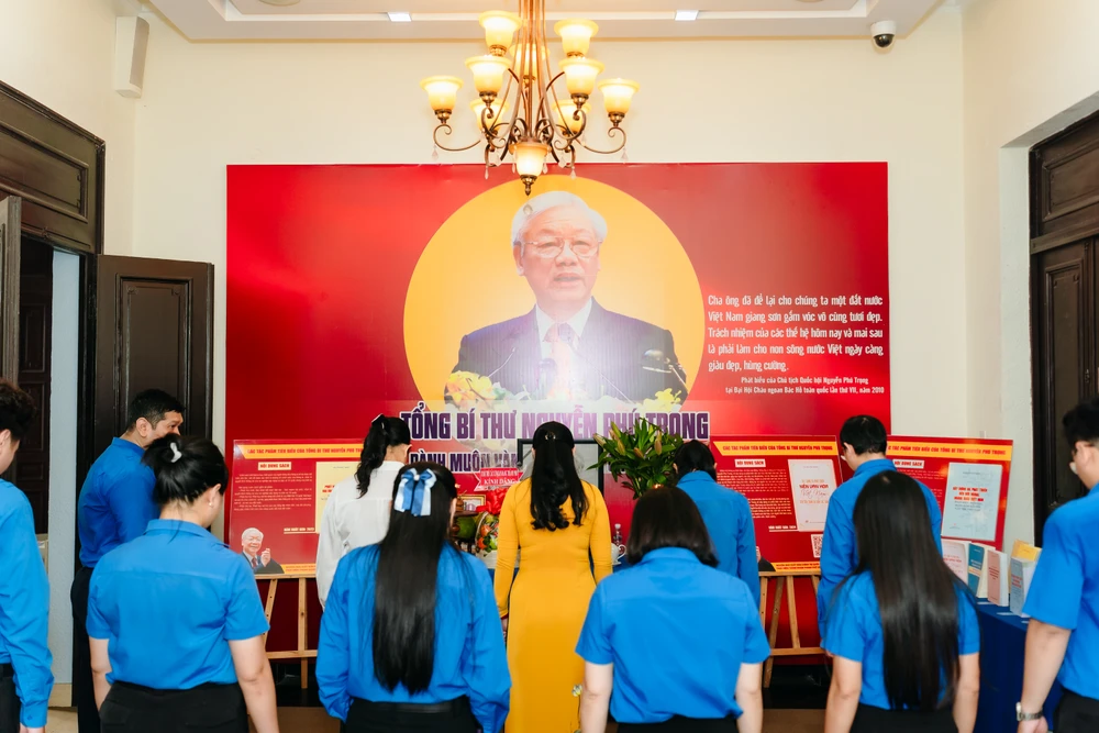 Đoàn dâng hương tại phòng thờ cố Tổng Bí thư Nguyễn Phú Trọng DNX00216.jpg