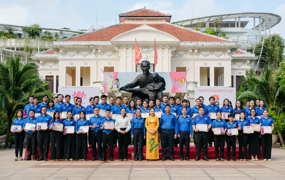 Tuyên dương 27 tập thể, 45 cá nhân DNX00400.jpg