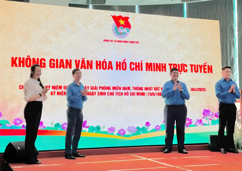 Các đồng chí lãnh đạo, đại biểu thực hiện nghi thức ra mắt công trình z6606285922670_ba5fe176b6a522ee7df951abcc63ce51.jpg