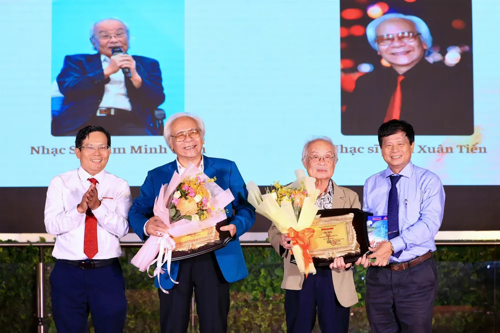 Phó Chủ tịch Hội Nhà Báo Việt Nam Trần Trọng Dũng và Tổng Biên tập Báo Người Lao Động Tô Đình Tuân trao kỷ niệm chương, hoa cho hai nhạc sĩ da76fddcf7cb42951bda.jpg