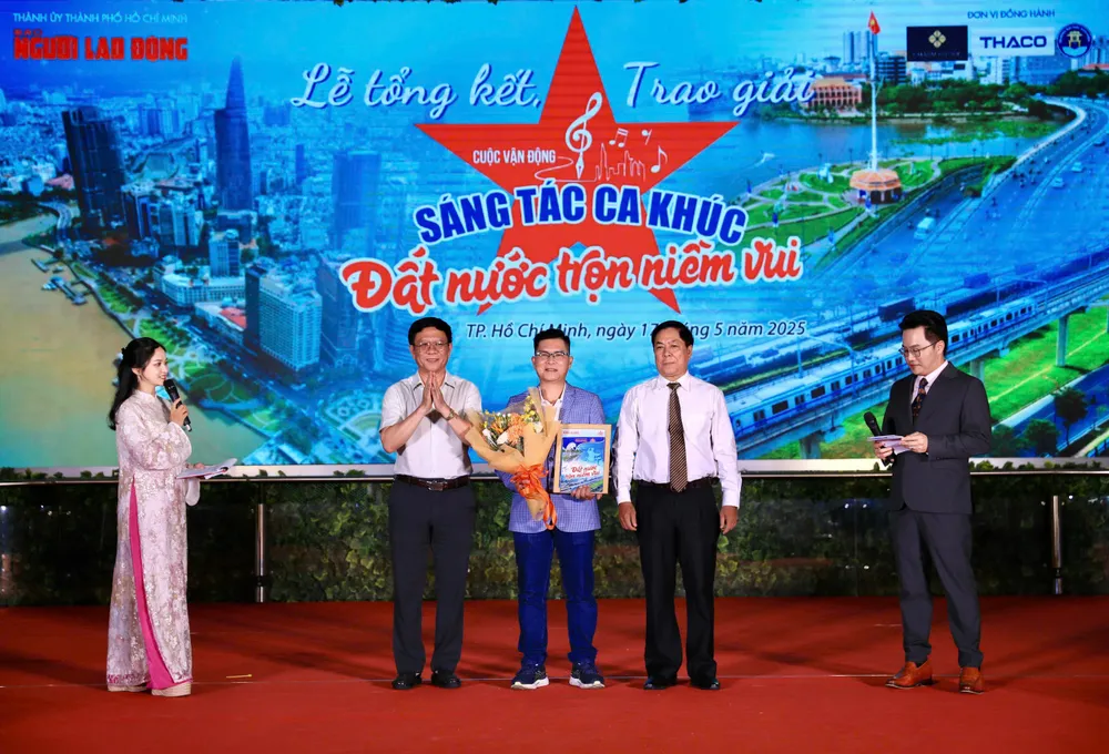 Trao giải Ca khúc được yêu thích nhất. z661188789669047a9b96b88a342d3af815b4e72fed71e-1747489616234511718265.jpg