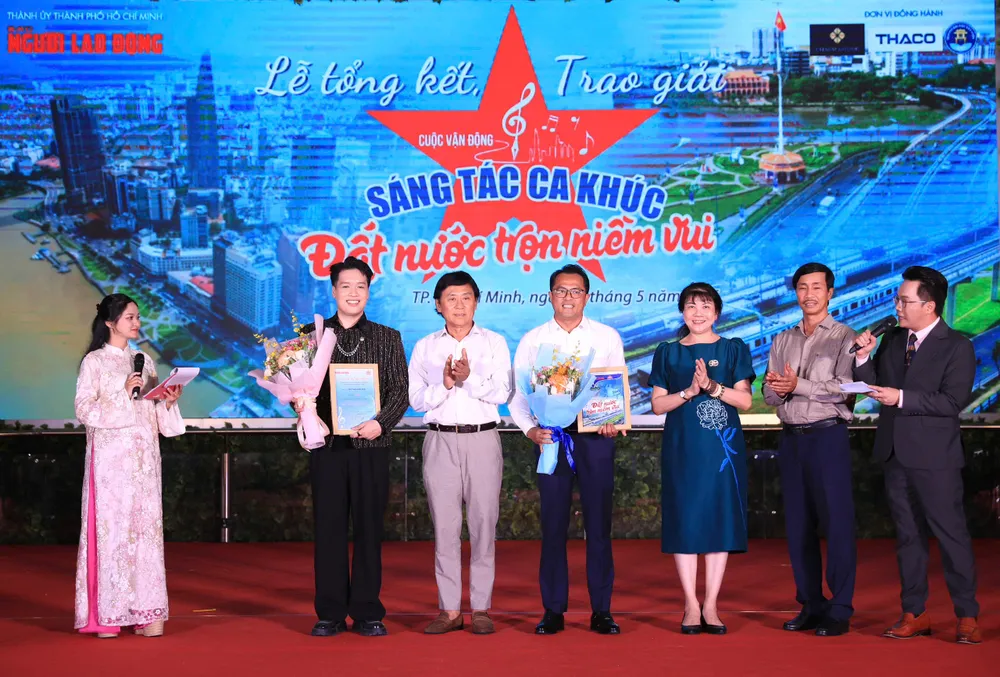 Trao giải ba z6611887953960bb1d910a814375e3acdeb53a4b2b1dd5-174748961637451500938.jpg