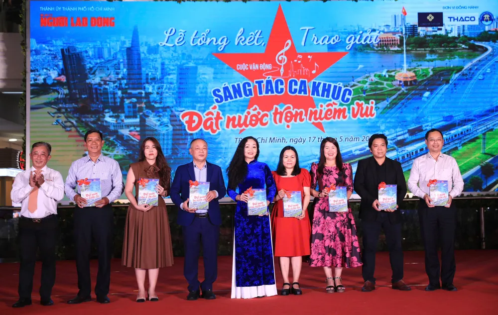 Tặng sách Tuyển tập 50 ca khúc của cuộc vận động sáng tác "Đất nước trọn niềm vui" z6611887984055bfb9ff9578b346e7741ff77847dac7c8-1747489616444282741024-2.jpg