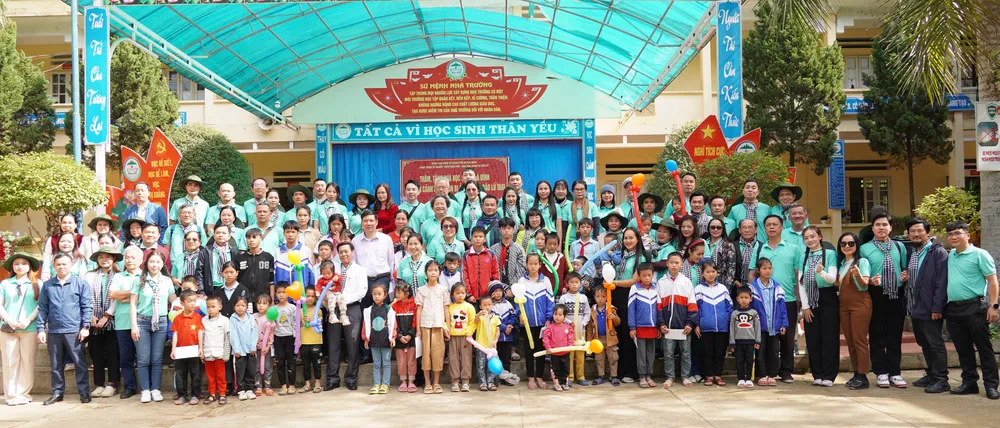 Đoàn văn nghệ sĩ TPHCM trong một chương trình về nguồn năm 2024 2-2017.jpg