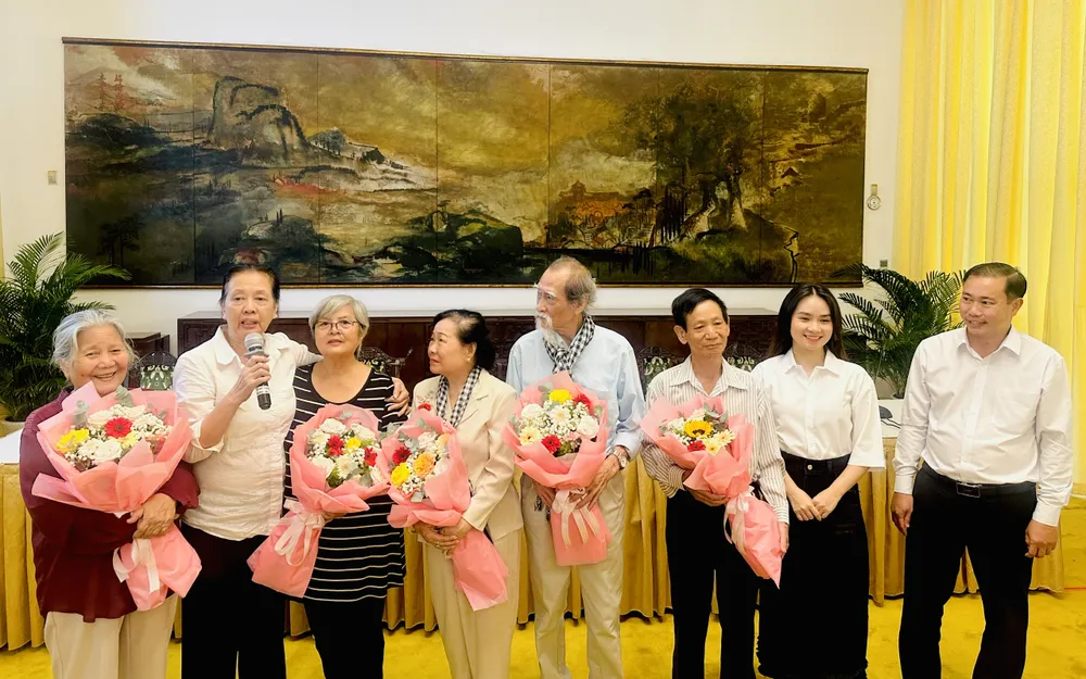 Đồng chí Nguyễn Thanh Đoàn, Trưởng phòng Khoa giáo, Văn hóa - Văn nghệ Ban Tuyên giáo và Dân vận Thành ủy TPHCM trao hoa cho các nghệ sĩ 58d5f619bb8b0ed5579a.jpg