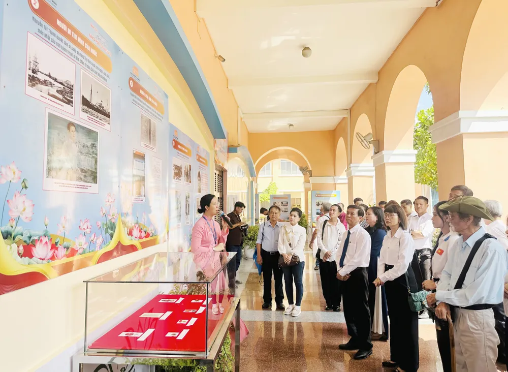 Các văn nghệ sĩ tham quan, nghe thuyết minh chuyên đề “Người đi tìm hình của nước” IMG_2277.jpg