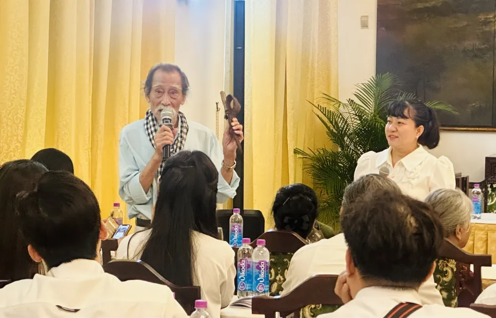 NSƯT Mạnh Dung chia sẻ câu chuyện về kỷ vật từ thời chiến tranh và gửi gắm thông điệp hòa bình, nỗ lực sáng tạo đến các nghệ sĩ trẻ z6641447851787_98f7557ea22e7bc9a79116084a23d25c.jpg