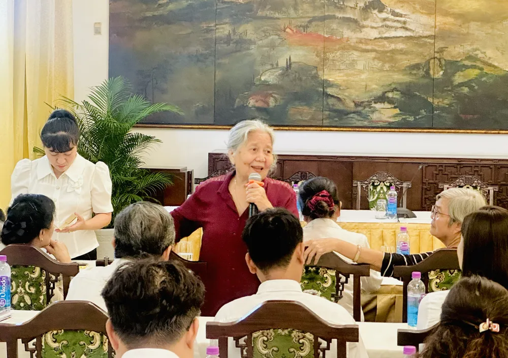 NSƯT Lê Thiện phát biểu z6641448064418_99acb2ec1c62ab98f4bb9d664d26ef6d.jpg