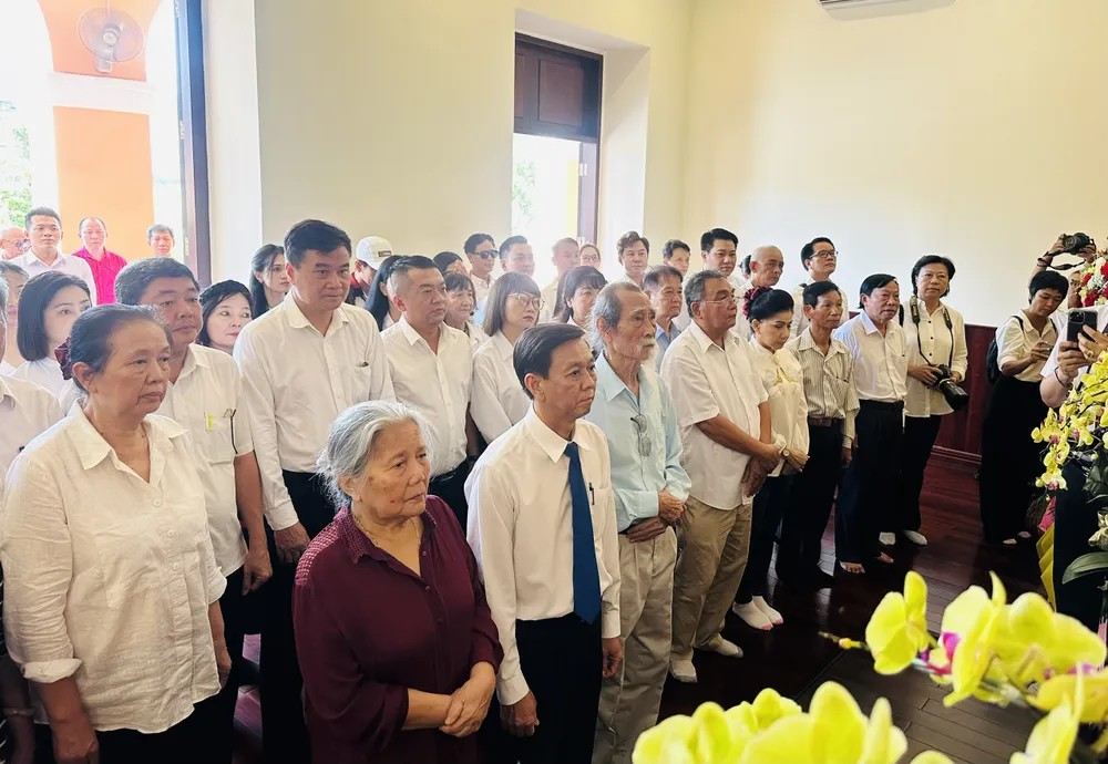 Đồng chí Nguyễn Thọ Truyền - Phó Trưởng Ban Tuyên giáo và Dân vận Thành ủy TPHCM làm trưởng đoàn cùng các văn nghệ sĩ đã dâng hương tưởng niệm Chủ tịch Hồ Chí Minh tại Đền thờ Bác trong khuôn viên Bảo tàng Hồ Chí Minh – Chi nhánh TPHCM z6641452650785_4c20f8ce484c52e3ddb6d710718b4aaa.jpg