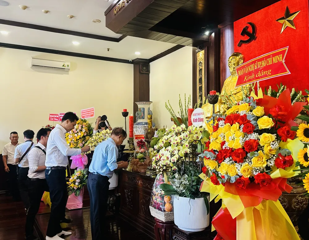 Các văn nghệ sĩ dâng hương tưởng nhớ Bác Hồ z6641452715328_c52329ed3f09bde19309c2fd2ea766c4.jpg