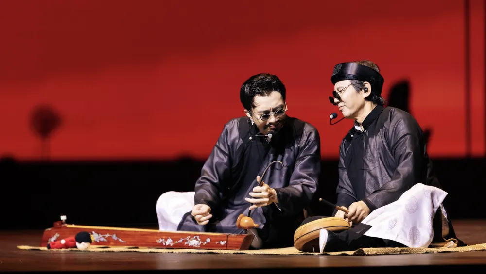 SOOBIN performs with his father Ảnh chụp Màn hình 2025-05-27 lúc 11.23.27.png