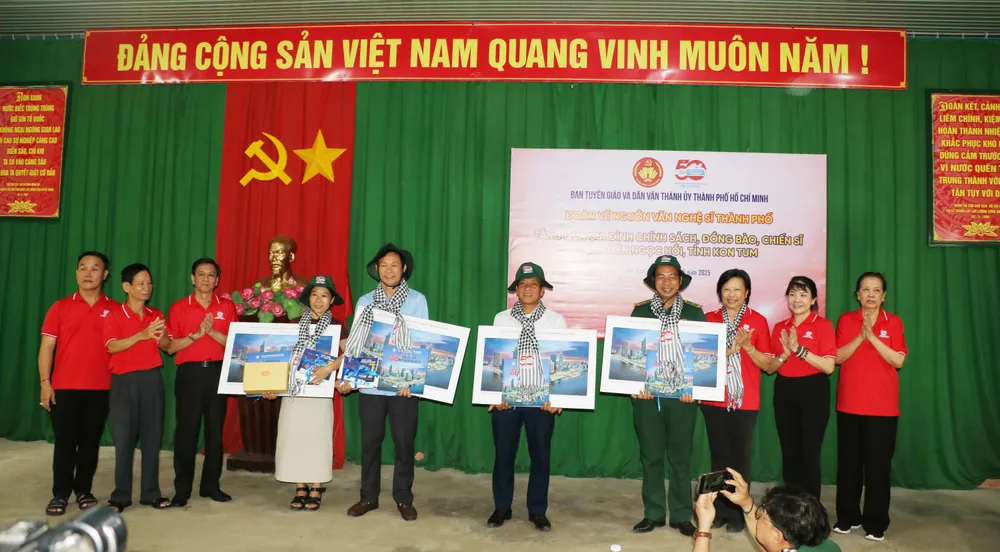 Phó Trưởng ban Tuyên giáo và Dân vận Thành ủy TPHCM Nguyễn Thọ Truyền và đại diện nghệ sĩ tặng quà cảm ơn địa phương hỗ trợ chương trình IMG_0140.JPG