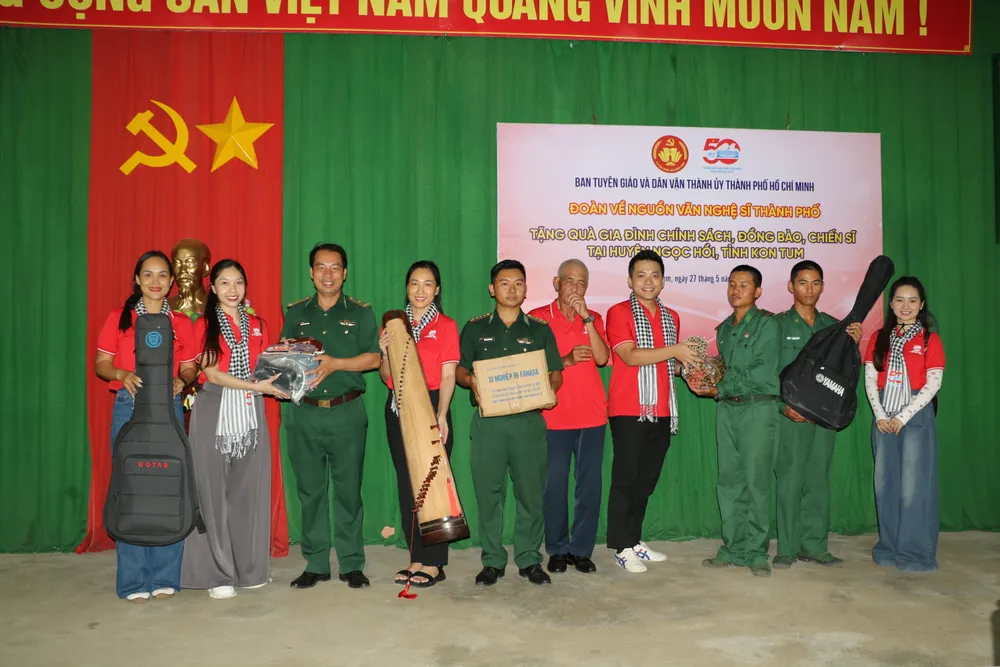 Tặng quà và nhạc cụ cho cán bộ, chiến sĩ IMG_0150.JPG