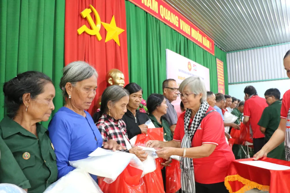 NSƯT Phi Yến tặng quà IMG_0163.JPG