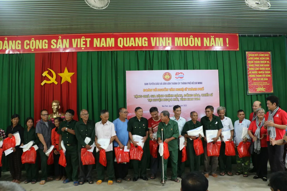 Tặng quà cho gia đình chính sách tại tỉnh Kon Tum IMG_0172.JPG