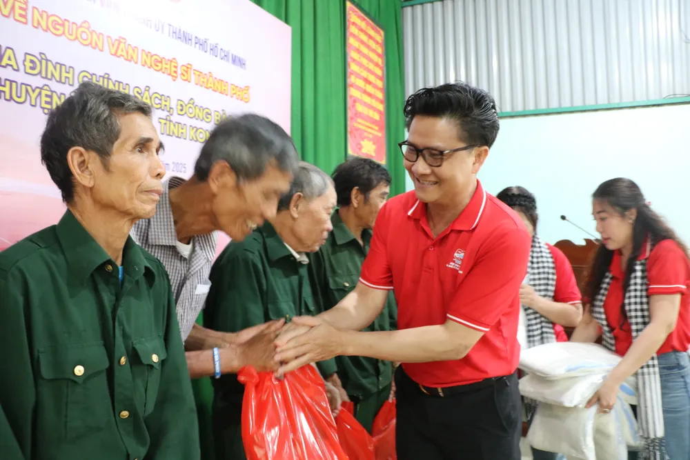 NSƯT Thế Vĩ tặng quà đến người dân IMG_0174.JPG