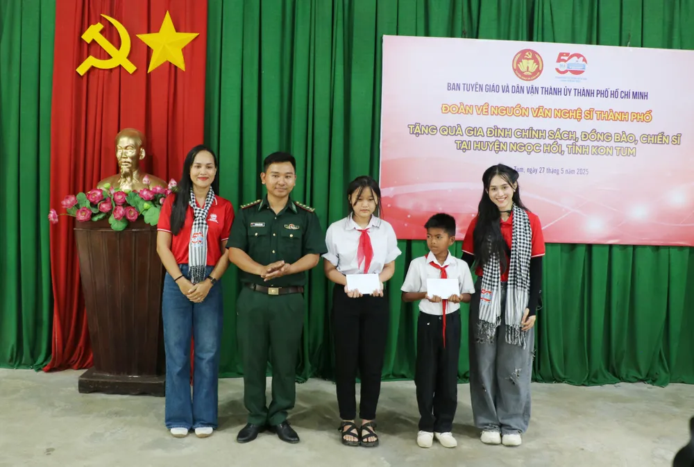 Ca sĩ Trần Thị Nhật Hà và nghệ sĩ múa Trần Thanh Tâm đại diện đoàn văn nghệ sĩ trao tặng học bổng cho học sinh là con nuôi đồn biên phòng IMG_0202.jpg