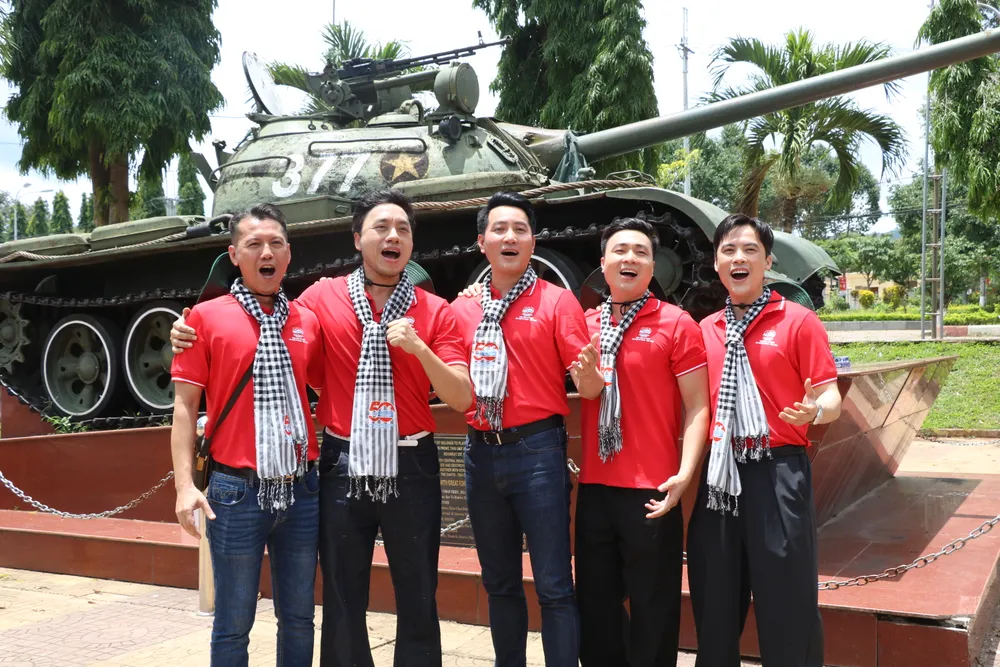 Các nghệ sĩ hát vang ca khúc "Năm anh em trên một chiếc xe tăng" tại Khu tượng đài chiến thắng Đăk Tô - Tân Cảnh IMG_9945.JPG