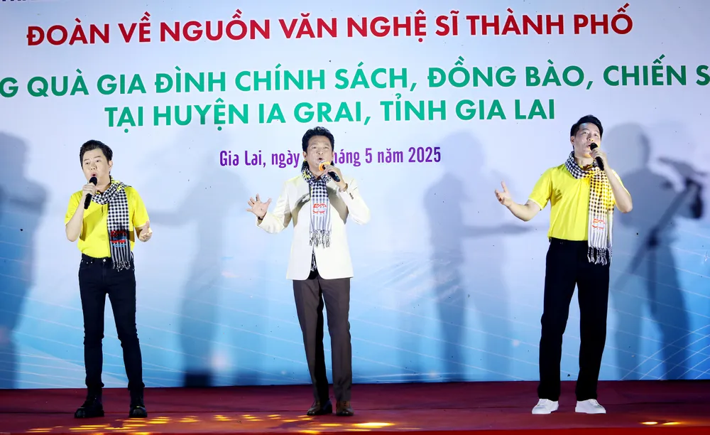 인민 예술가 Trong Phuc - Nguyen Phi Hung - Quoc Dai가 트리오로 공연합니다. 사진: BOXER DIEU aaa233A0212.jpg