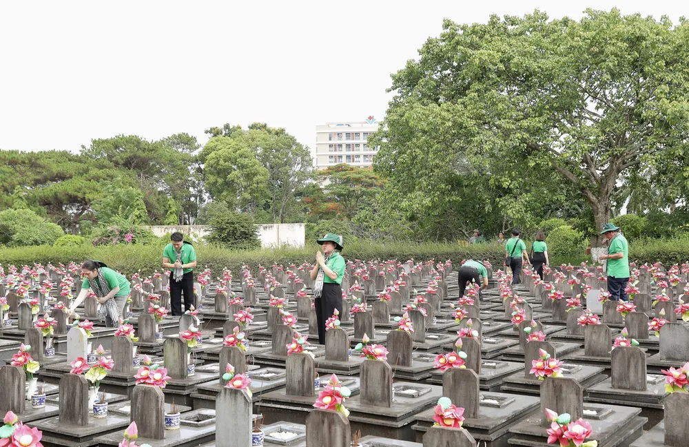 Quemando incienso en memoria en el Cementerio de los Mártires de la Provincia de Gia Lai. Foto: BOXER DIEU Ảnh chụp Màn hình 2025-05-28 lúc 17.08.03.png