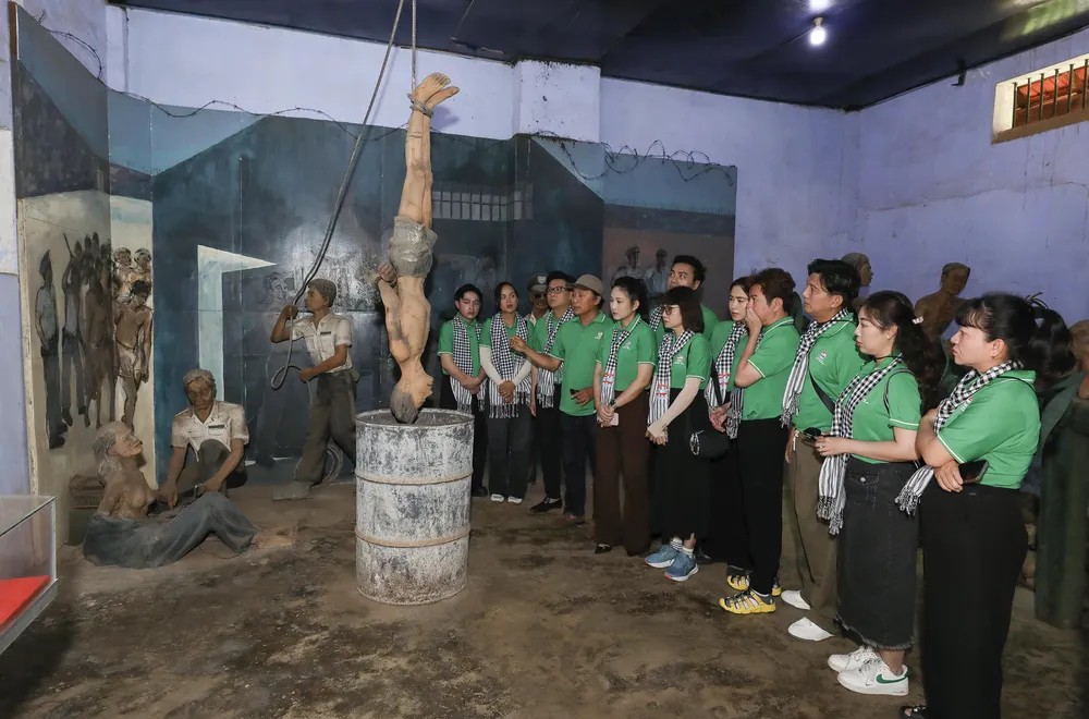Artistas visitan la prisión de Pleiku. Foto: BOXER DIEU Ảnh chụp Màn hình 2025-05-28 lúc 17.10.40.png