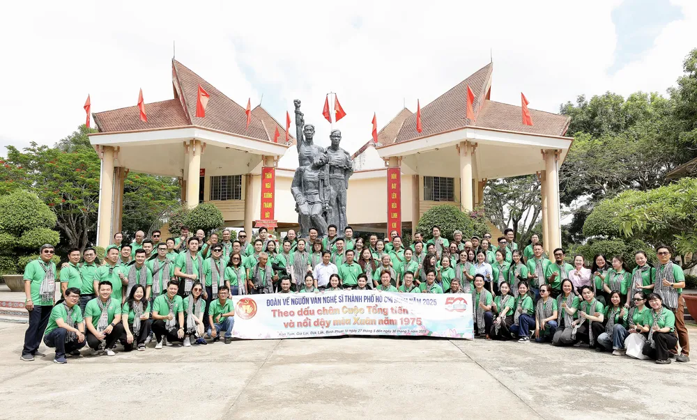 La delegación ofreció flores e incienso en el monumento de la prisión de Kon Tum. Foto: BOXER DIEU Ảnh chụp Màn hình 2025-05-28 lúc 17.12.25.png