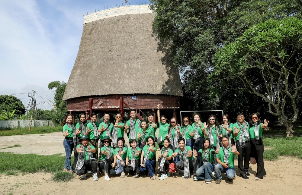 Visita la Casa Comunal Kon Tum. Foto: BOXER DIEU Ảnh chụp Màn hình 2025-05-28 lúc 17.13.11.png