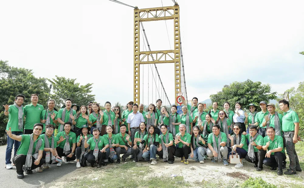 Visita al puente colgante Kon Klor. Foto: BOXER DIEU Ảnh chụp Màn hình 2025-05-28 lúc 17.13.21.png