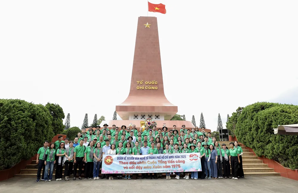 La delegación de artistas de la ciudad de Ho Chi Minh visitó el Cementerio de los Mártires de la Provincia de Gia Lai. Foto: BOXER DIEU Ảnh chụp Màn hình 2025-05-28 lúc 17.20.49.png