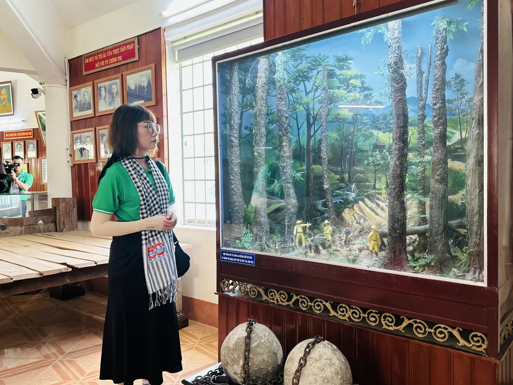 La artista popular Dang Thuy My Uyen se sintió conmovida por los artefactos e imágenes recreados en la prisión de Kon Tum. Foto: TIEU TAN z6648114320707_3d4ad5263168d0911fb312cd449e0ac7.jpg