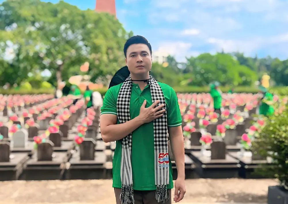Ca sĩ Đoàn Đại Hòa tại Nghĩa trang Liệt sĩ tỉnh Gia Lai 667787efcab37eed27a2.jpg