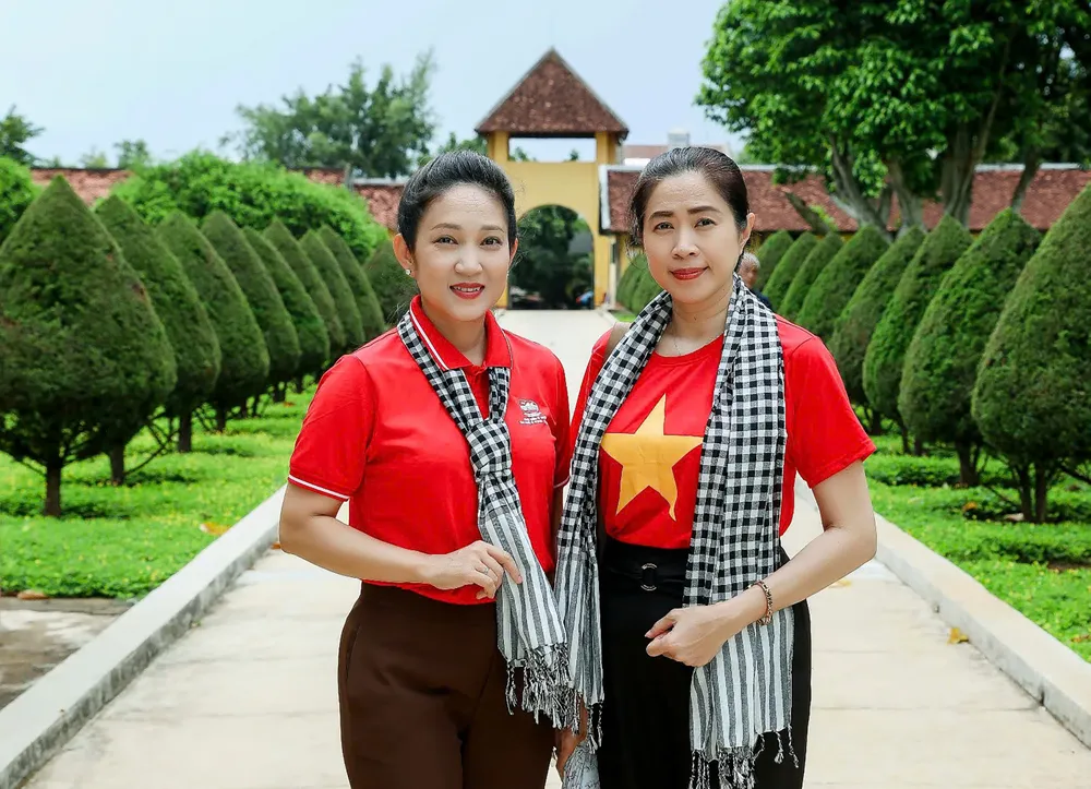 NSND Nguyễn Thị Thanh Thúy, Phó Giám đốc Sở VH-TT TPHCM và MC Quỳnh Hoa, Phó Giám đốc Nhà Văn hóa Thanh niên TPHCM tại Di tích Nhà đày Buôn Ma Thuột. Ảnh: VÕ SĨ ĐIỀU 736078241076a428fd67.jpg