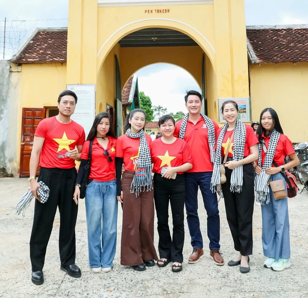 Các văn nghệ sĩ tại Di tích Nhà đày Buôn Ma Thuột. Ảnh: VÕ SĨ ĐIỀU c170505b26099257cb18.jpg