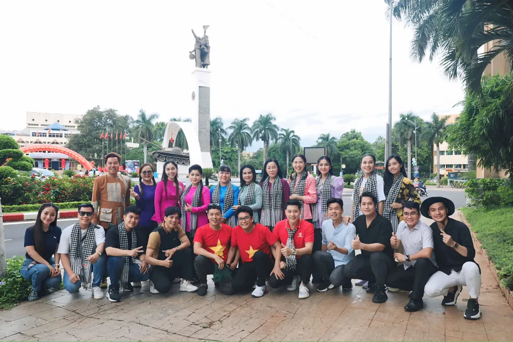 Các văn nghệ sĩ trước Tượng Đài Chiến thắng Buôn Ma Thuột df75fd44c8197c472508.jpg