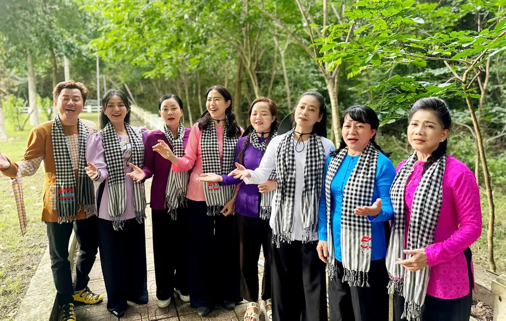 Văn nghệ sĩ hát vang ca khúc "Theo dấu chân chiến dịch Hồ Chí Minh" tại Căn cứ Tà Thiết z6655557388221_e9b528525166ade73eef6460e41f0383.jpg