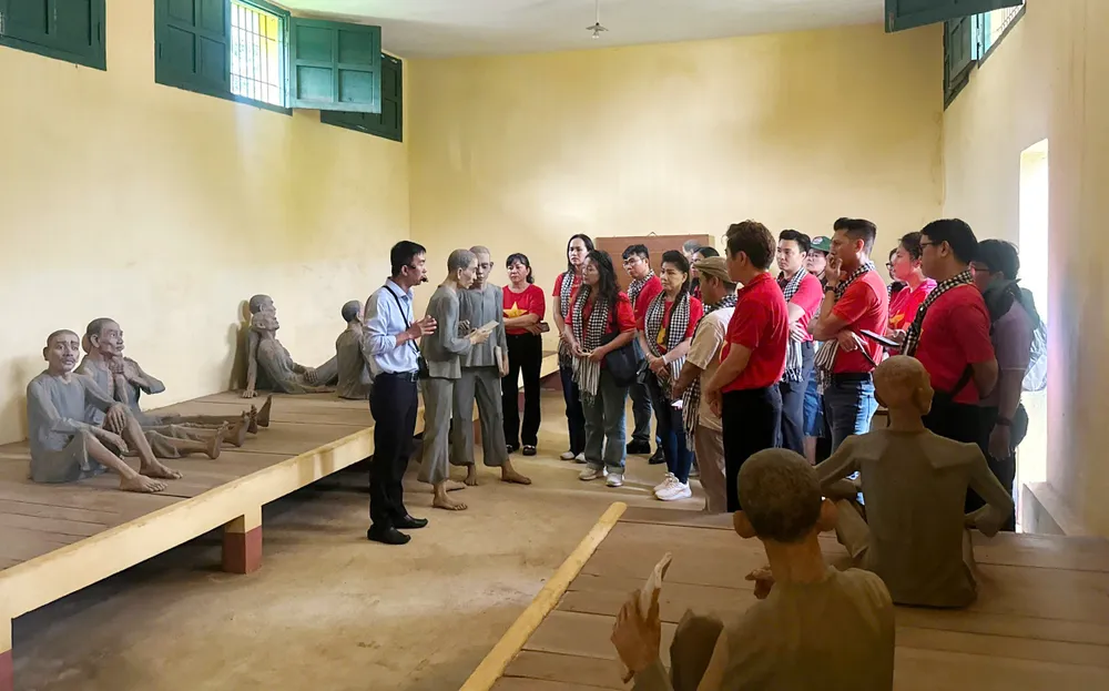 Các văn nghệ sĩ nghe thuyết minh viên kể chuyện tại Nhà đày Buôn Ma Thuột z6655557642413_4320549d6a5e5c61bc8f1e6eed369892.jpg