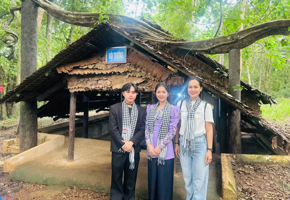 Ca sĩ Anh Duy, ca sĩ Duyên Quỳnh, diễn viên múa Thanh Tâm tại Căn cứ Tà Thiết z6655557712849_fffaf7fbf3bf32843db46fd3a25449b2.jpg