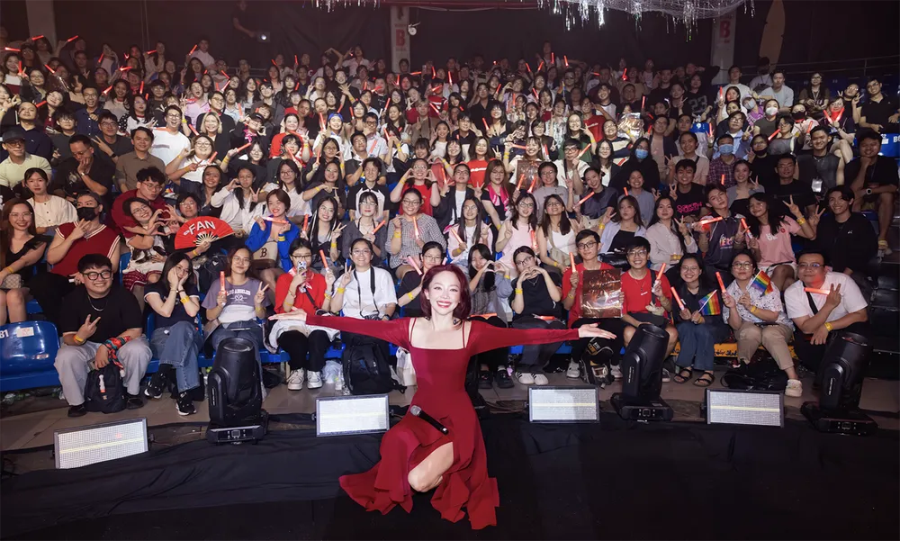 Tóc Tiên và người hâm mộ tại buổi fancon Ảnh chụp Màn hình 2025-06-05 lúc 08.57.17.png